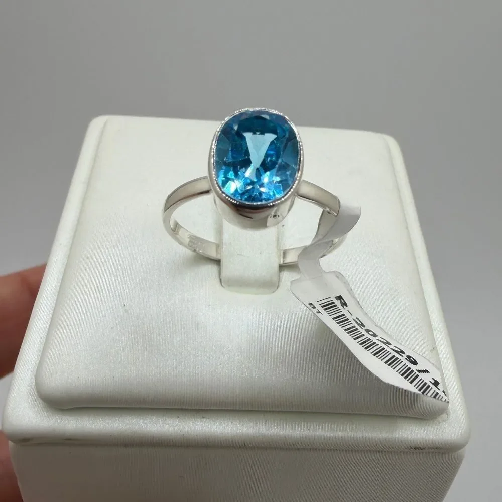 NWT 7x10mm oval cut faceted Swiss Blue Topaz‎ solitaire ring in sterling silver!